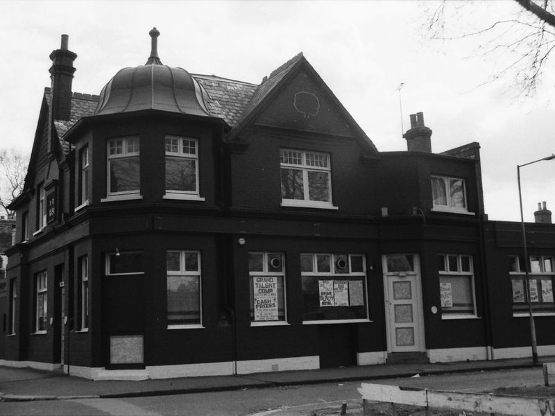British Oak London E5 taken in 1989.. (Pub, External, Key). Published on 18-04-2018