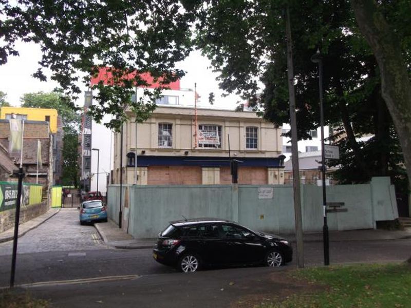Ship Aground London E5. (Pub, External). Published on 31-10-2013