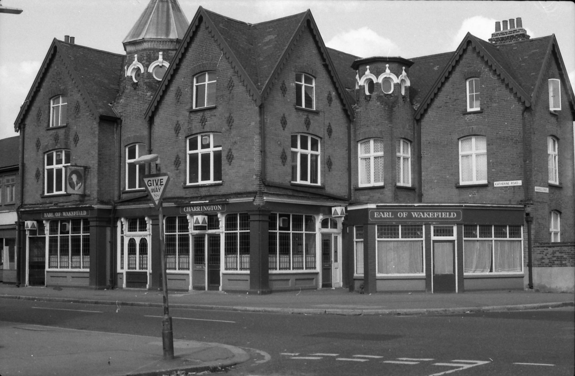 Earl of Wakefield London E6 taken 24-08-1986.. (Pub, External). Published on 18-04-2018