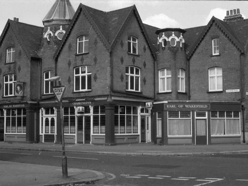 Earl of Wakefield London E6 taken 24-08-1986.. (Pub, External). Published on 18-04-2018
