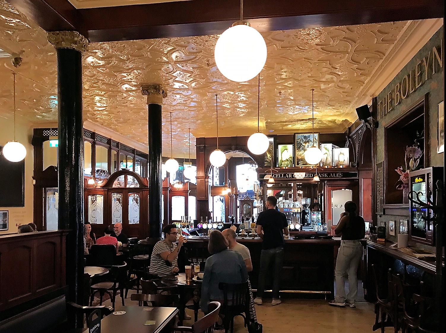 Internal View May 2023. (Pub, Bar, Customers). Published on 08-06-2023