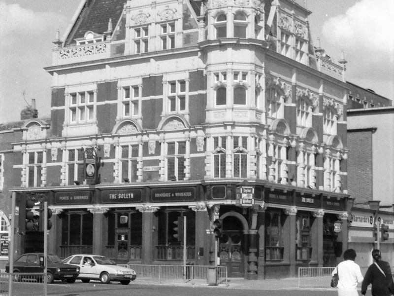 Boleyn London E6 taken 24- 8-1986.. (Pub, External). Published on 18-04-2018
