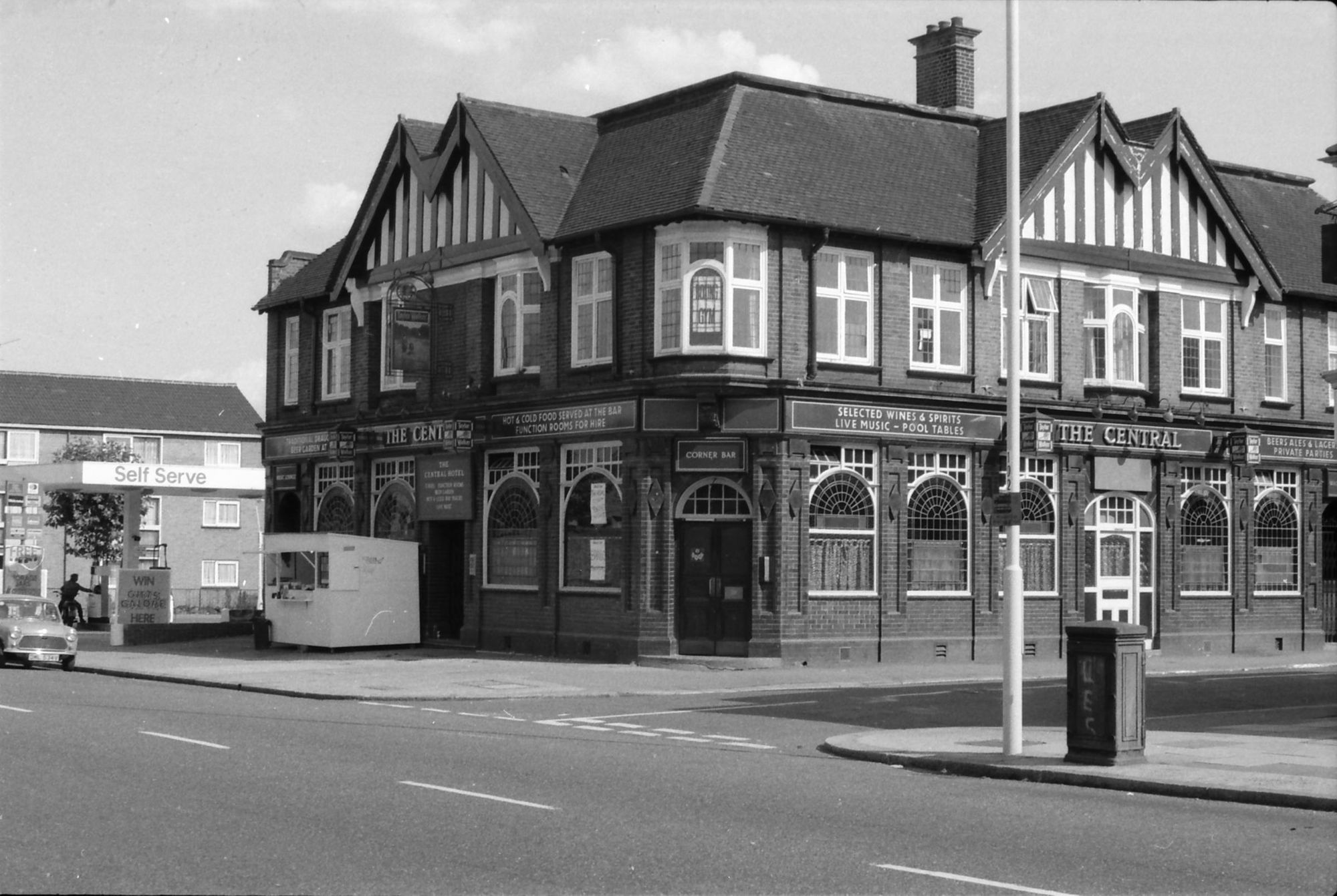Central London E6 taken 24-08-1986.. (Pub, External). Published on 18-04-2018