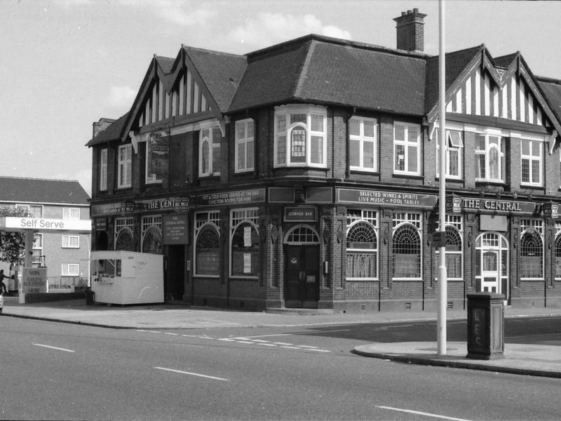 Central London E6 taken 24-08-1986.. (Pub, External). Published on 18-04-2018 