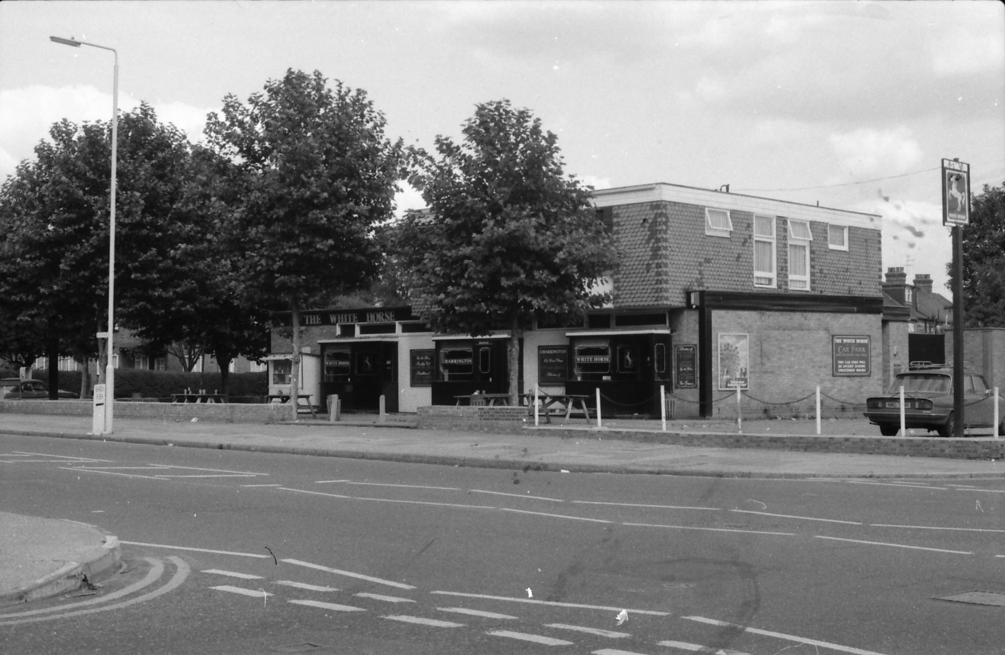 White Horse London E6 taken 24-08-1986.. (Pub, External, Key). Published on 18-04-2018