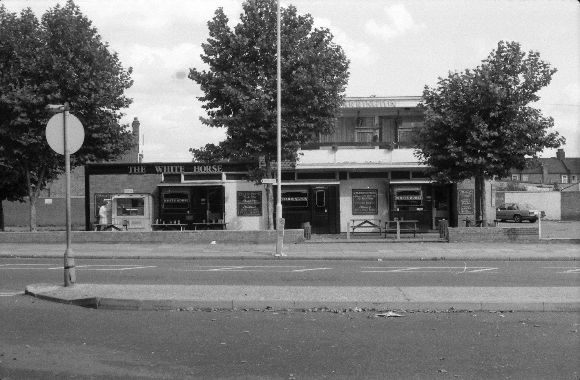 White Horse London E6 taken 24-08-1986.. (Pub, External). Published on 18-04-2018