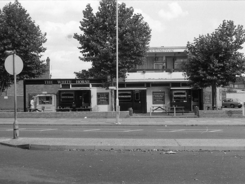 White Horse London E6 taken 24-08-1986.. (Pub, External). Published on 18-04-2018