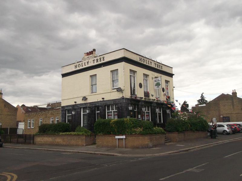 E7-HollyTree-20180717.. (Pub, External). Published on 27-07-2018