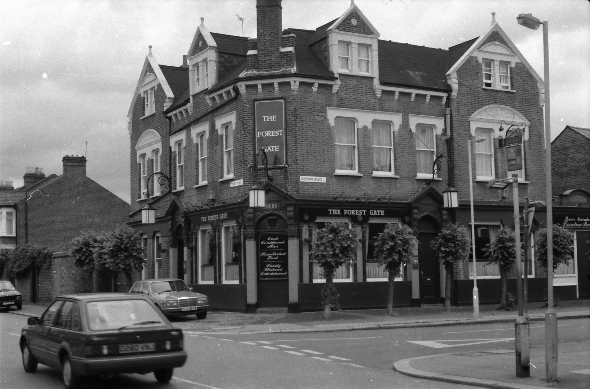 Forest Gate London E7 taken July 1987.. (Pub, External). Published on 18-04-2018
