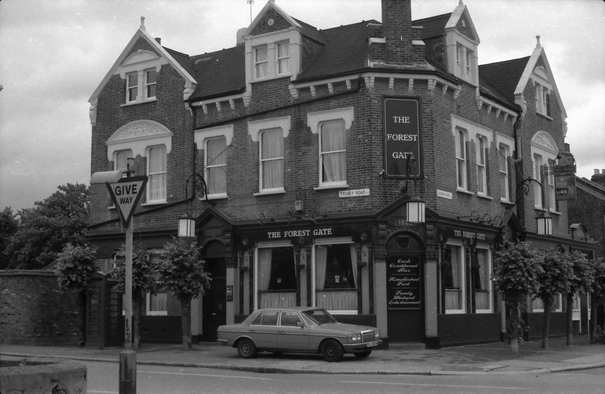 Forest Gate London E7 taken July 1987.. (Pub, External). Published on 18-04-2018