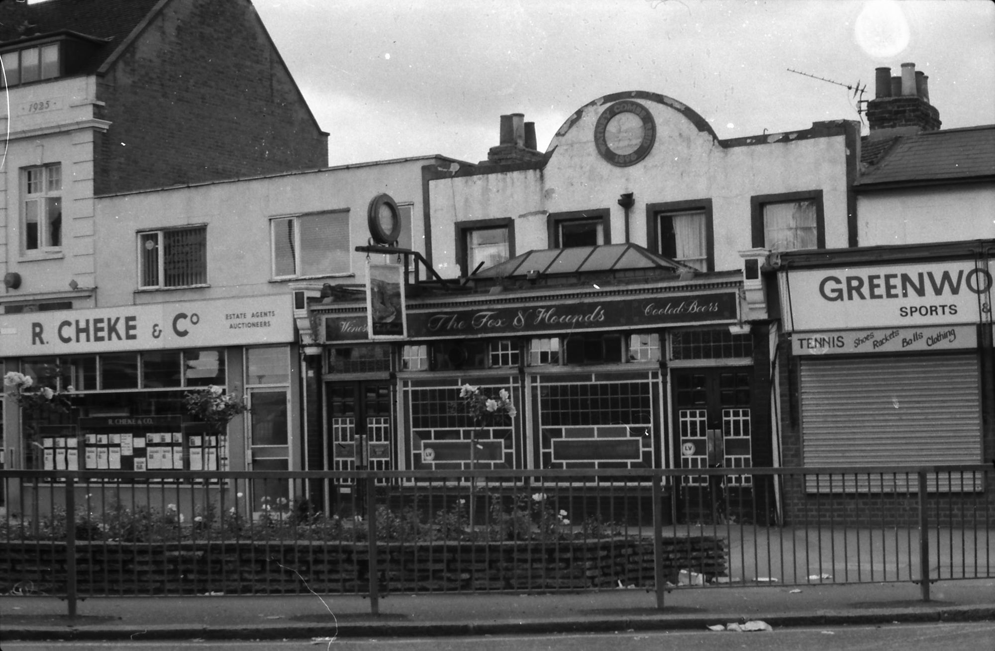Fox & Hounds London E7 taken July 1987.. (Pub, External). Published on 18-04-2018