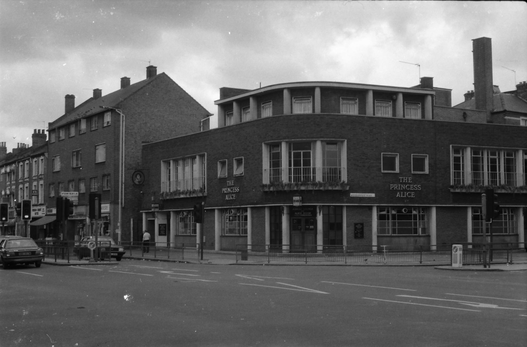 Princess Alice London E7 taken July 1987.. (Pub, External). Published on 18-04-2018