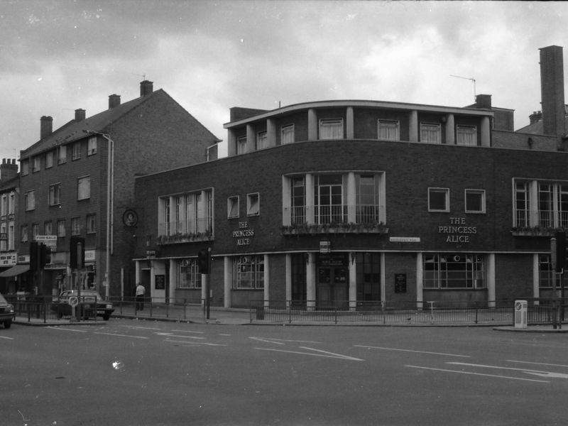 Princess Alice London E7 taken July 1987.. (Pub, External). Published on 18-04-2018