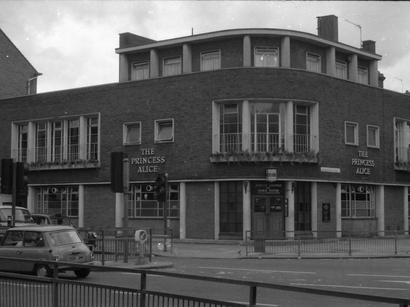 Princess Alice London E7 taken July 1987.. (Pub, External, Key). Published on 18-04-2018