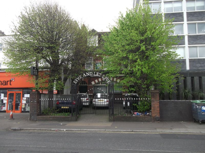 Live & Let Live London E7 taken 2017/04/17. (Pub, External). Published on 11-03-2019 