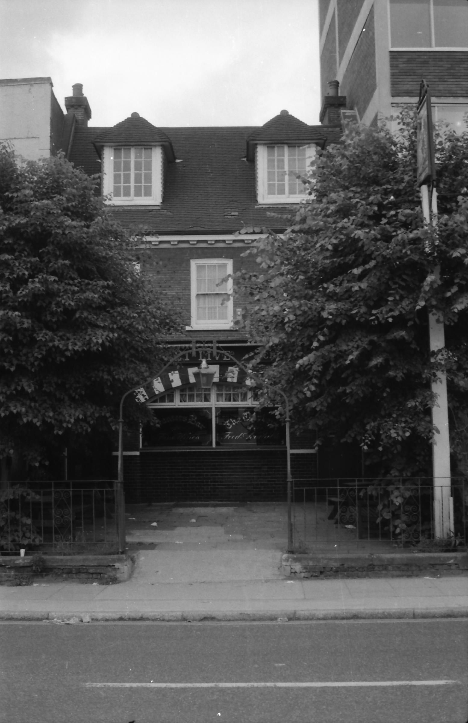 Live & Let Live London E7 taken July 1987.. (Pub, External). Published on 18-04-2018