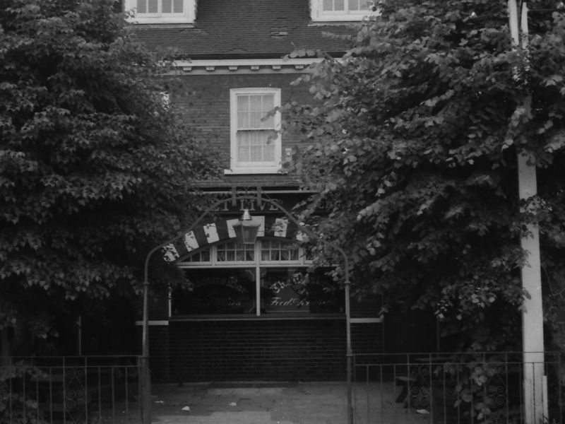 Live & Let Live London E7 taken July 1987.. (Pub, External). Published on 18-04-2018 