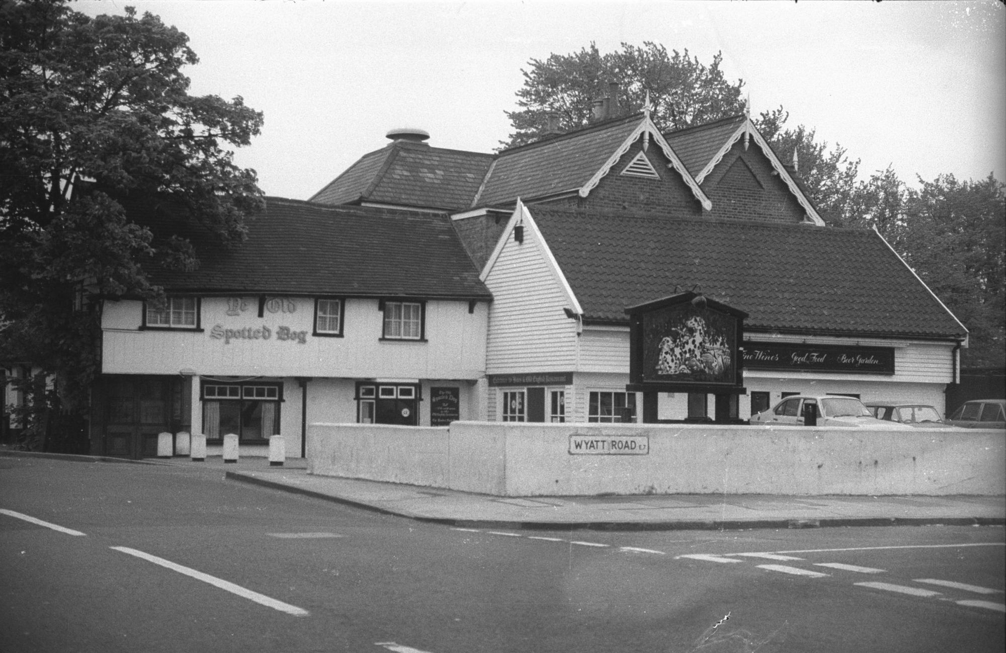 Ye Olde Spotted Dog London E7 taken July 1985.. (Pub, External). Published on 18-04-2018