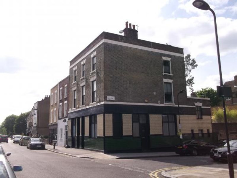 Royal Oak London E8 taken May 2015. (Pub, External). Published on 13-06-2015
