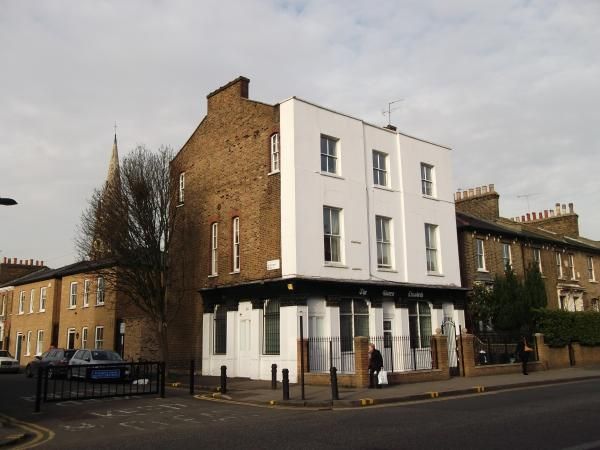 Queen Elizabeth London E8 taken April 2015. (Pub, External, Key). Published on 04-05-2015