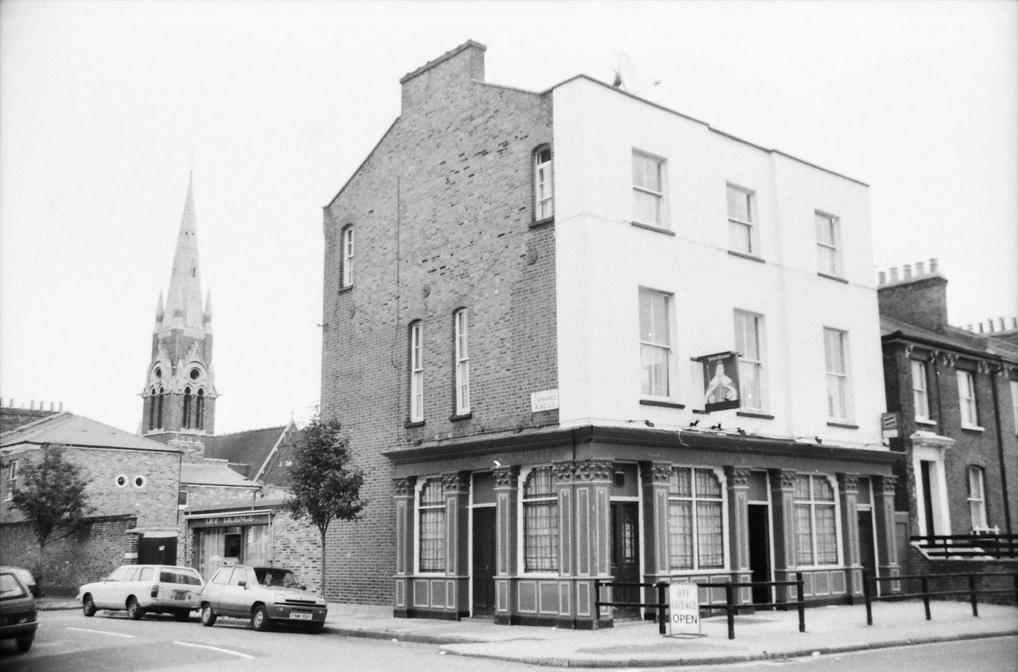 Queen Elizabeth London E8 taken 2 July 1989.. (Pub, External, Key). Published on 21-06-2018