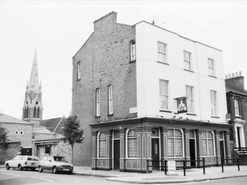 Queen Elizabeth London E8 taken 2 July 1989.. (Pub, External, Key). Published on 21-06-2018