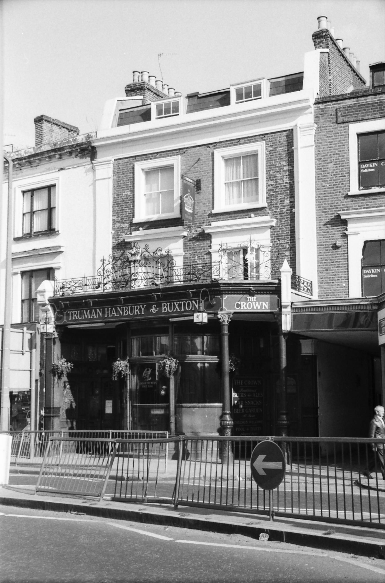 Crown London E8 taken in April 1989.. (Pub, External). Published on 21-06-2018