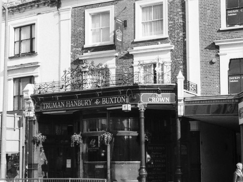 Crown London E8 taken in April 1989.. (Pub, External). Published on 21-06-2018