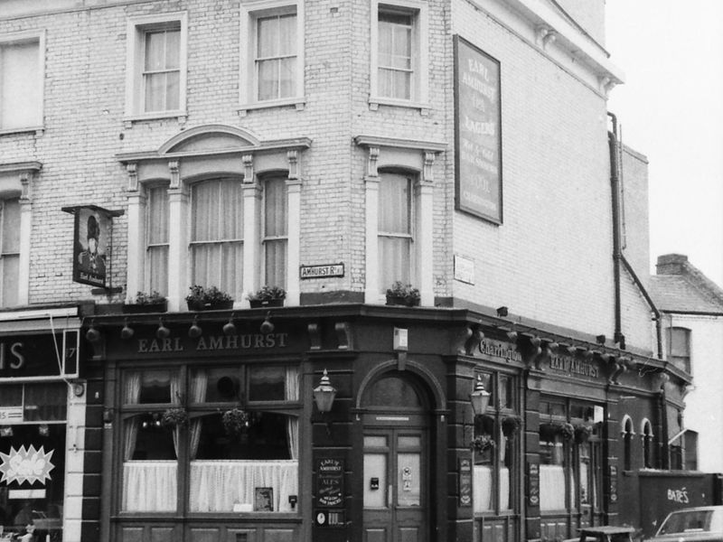 Earl Amhurst London E8 taken 2 July 1989.. (Pub, External). Published on 21-06-2018