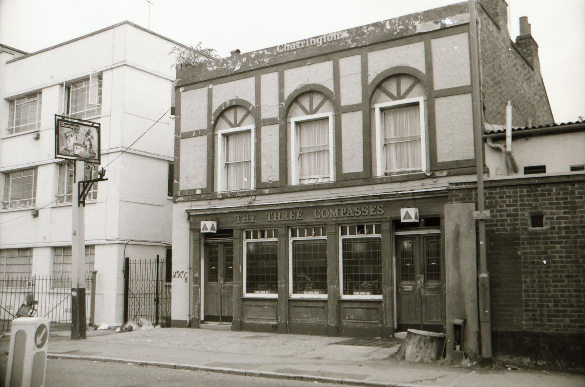 Three Compasses London E8 taken in Aug 1989.. (Pub, External). Published on 21-06-2018