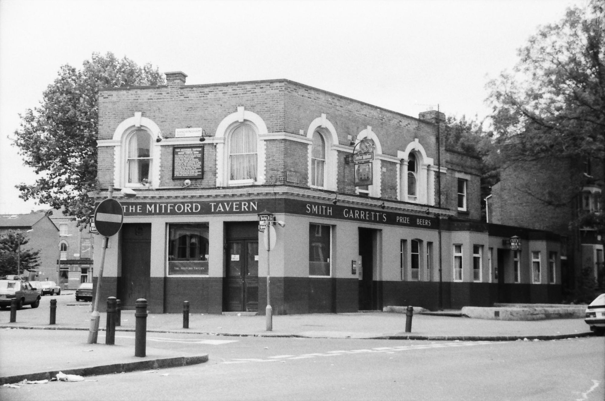 Mitford Tavern London E8 taken 2 July 1989.. (Pub, External). Published on 21-06-2018
