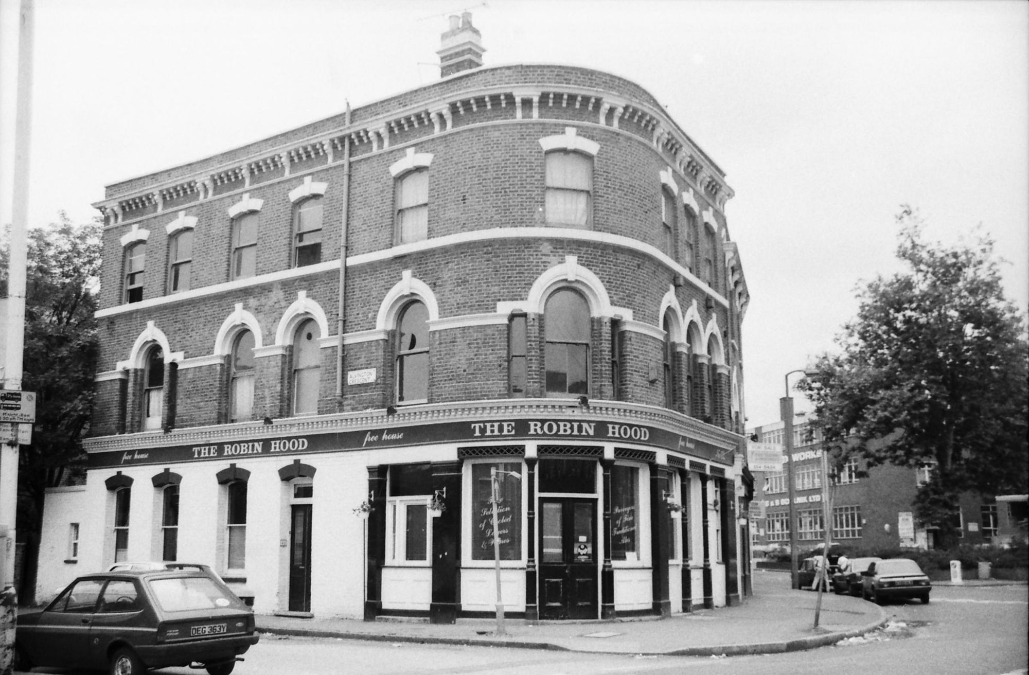 Robin Hood London E8 taken 2 July 1989.. (Pub, External, Key). Published on 21-06-2018