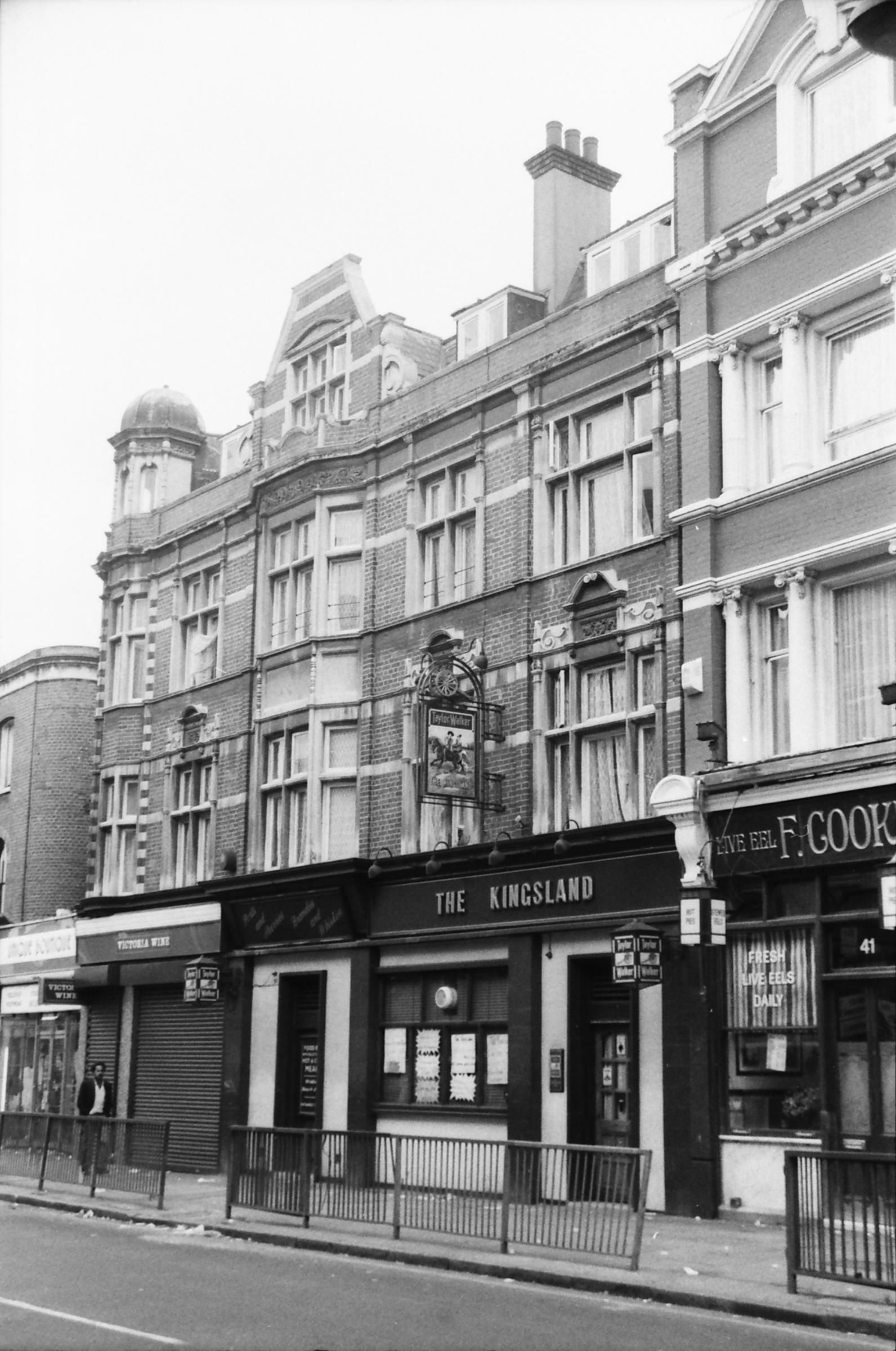 Kingsland London E8 taken 2 July 1989.. (Pub, External). Published on 21-06-2018
