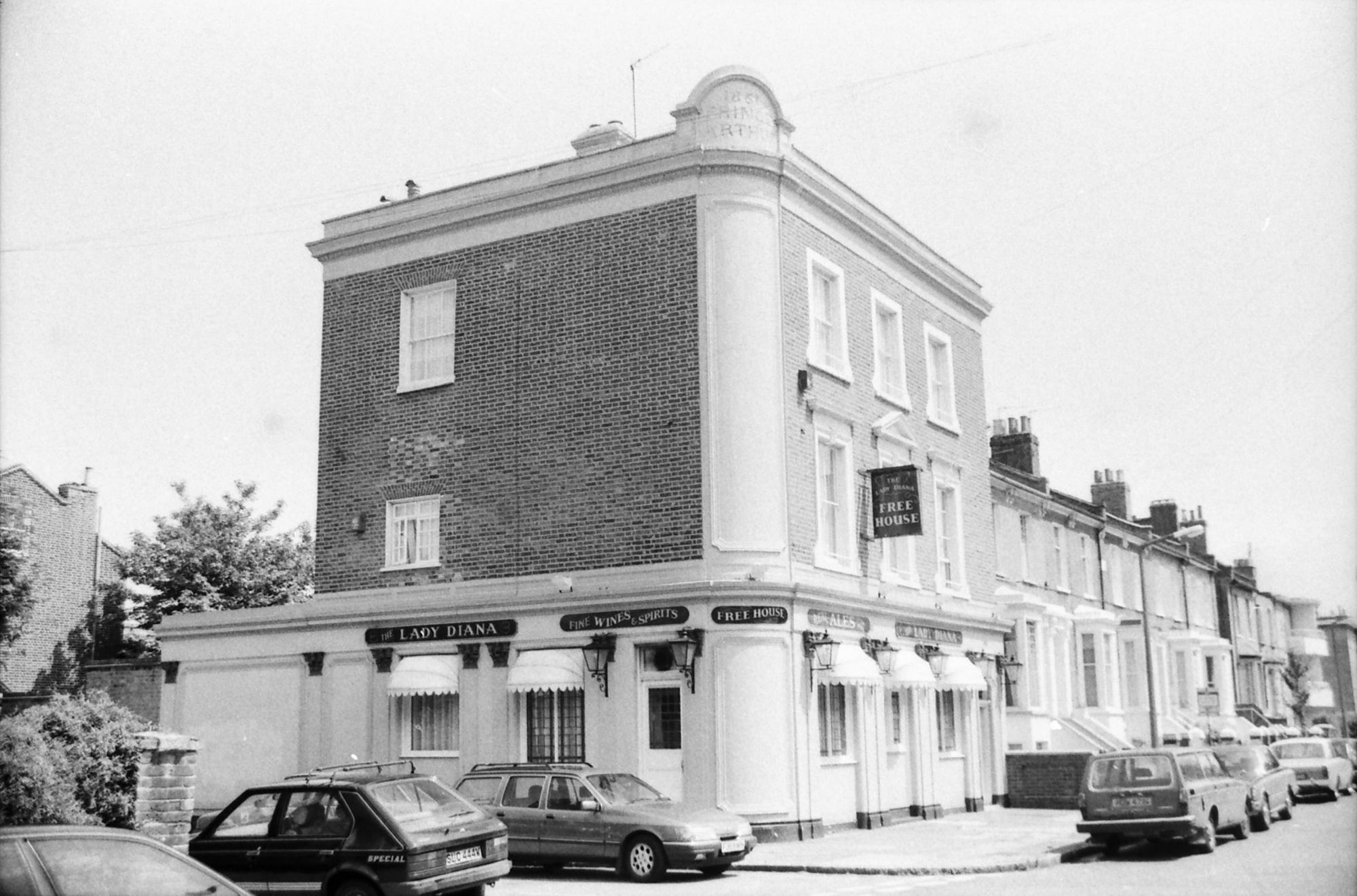 Lady Diana London E8 taken 2 July 1989.. (Pub, External). Published on 21-06-2018