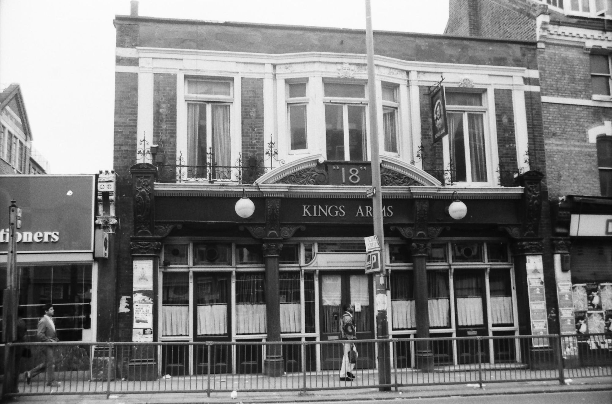 Kings Arms London E8 taken 2 July 1989.. (Pub, External, Key). Published on 21-06-2018