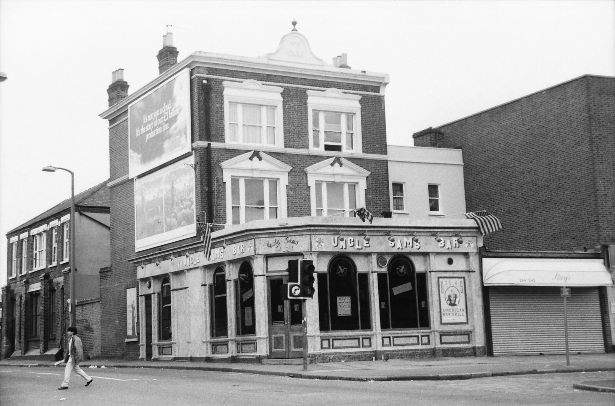 Uncle Sams London E8 taken 2 July 1989.. (Pub, External). Published on 21-06-2018