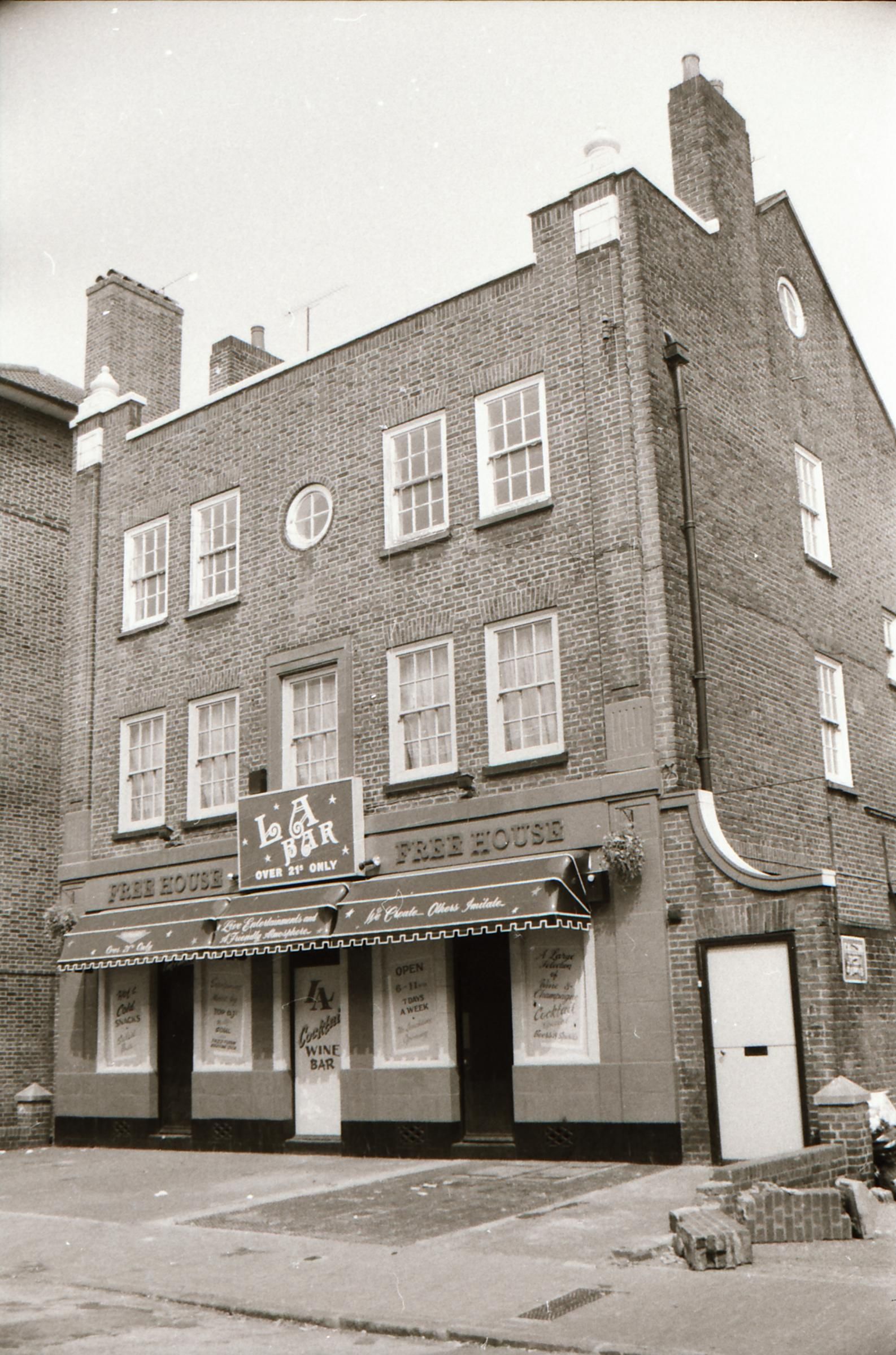 LA London E8 taken in July 1989.. (Pub, External, Key). Published on 21-06-2018