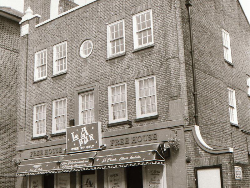 LA London E8 taken in July 1989.. (Pub, External, Key). Published on 21-06-2018