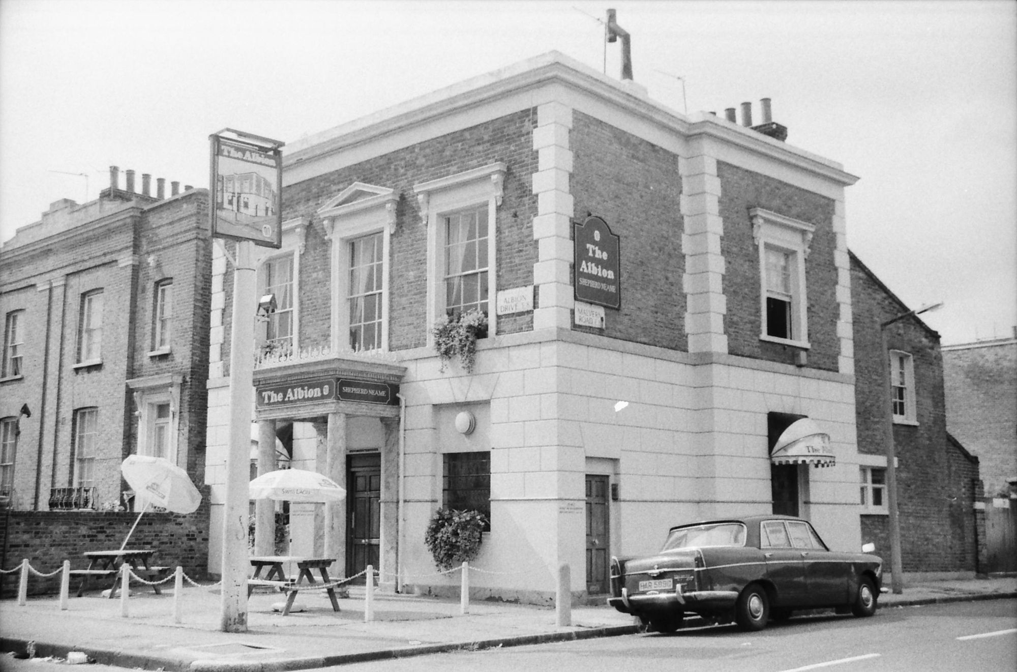 Albion London E8 taken 2 July 1989. (Pub, External). Published on 21-06-2018
