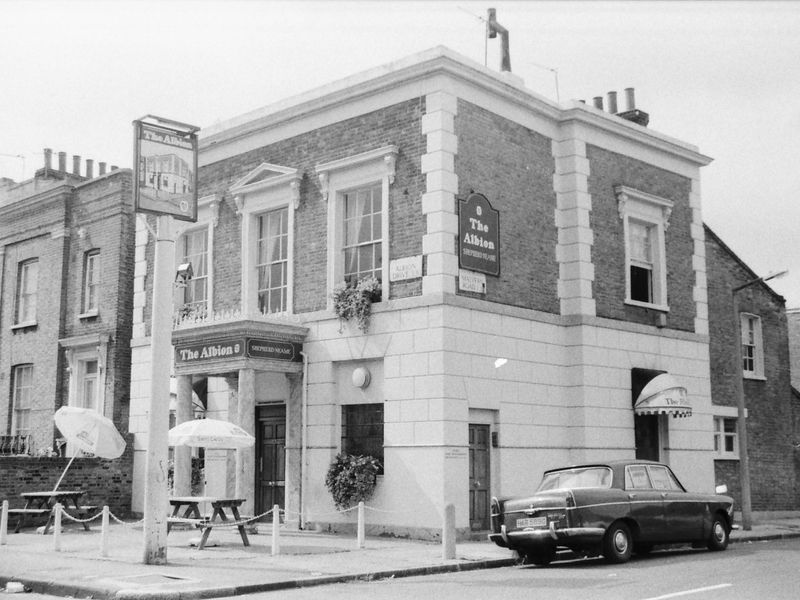 Albion London E8 taken 2 July 1989. (Pub, External). Published on 21-06-2018