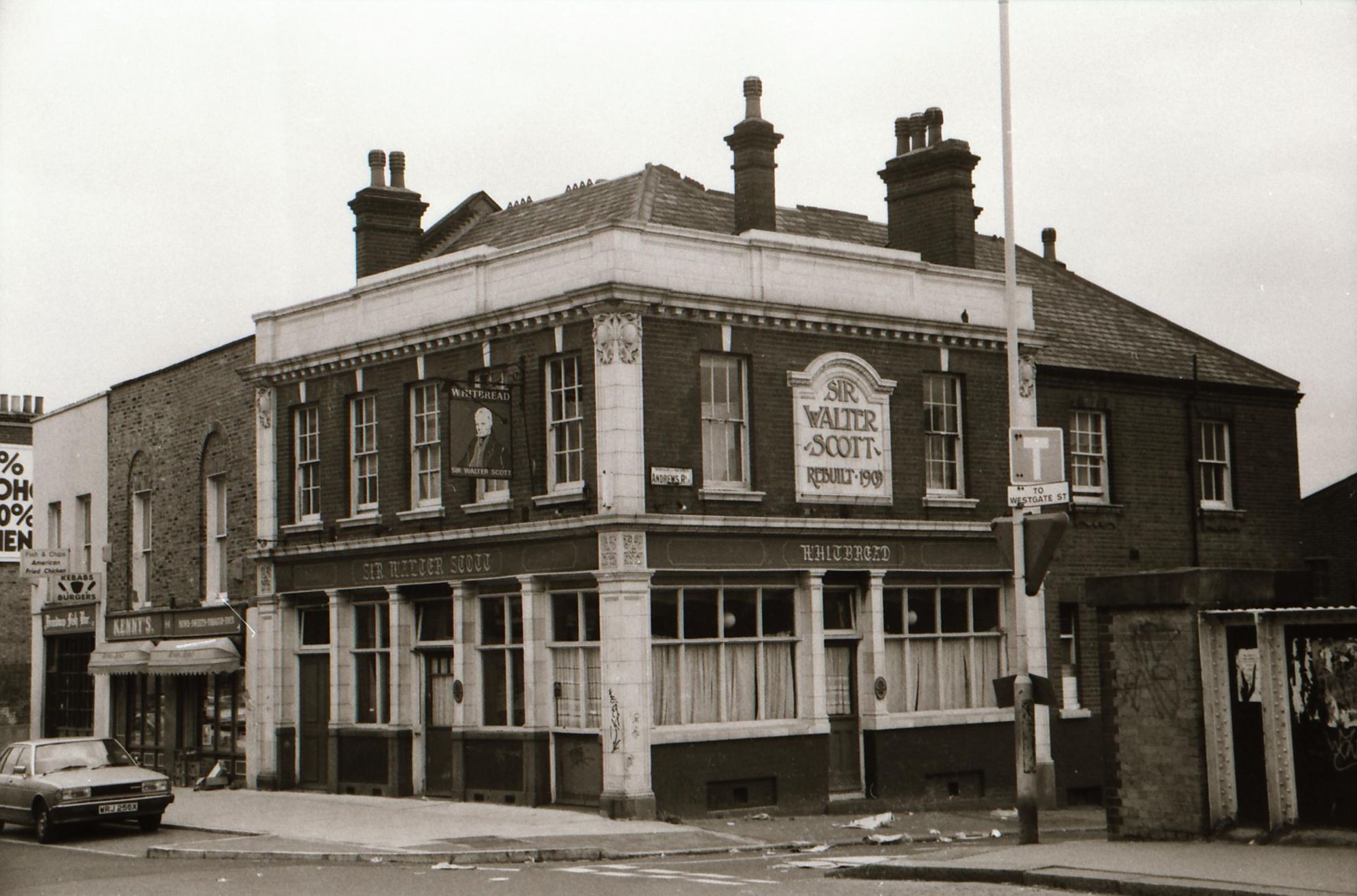 Sir Walter Scott London E8 taken in July 1989.. (Pub, External). Published on 21-06-2018