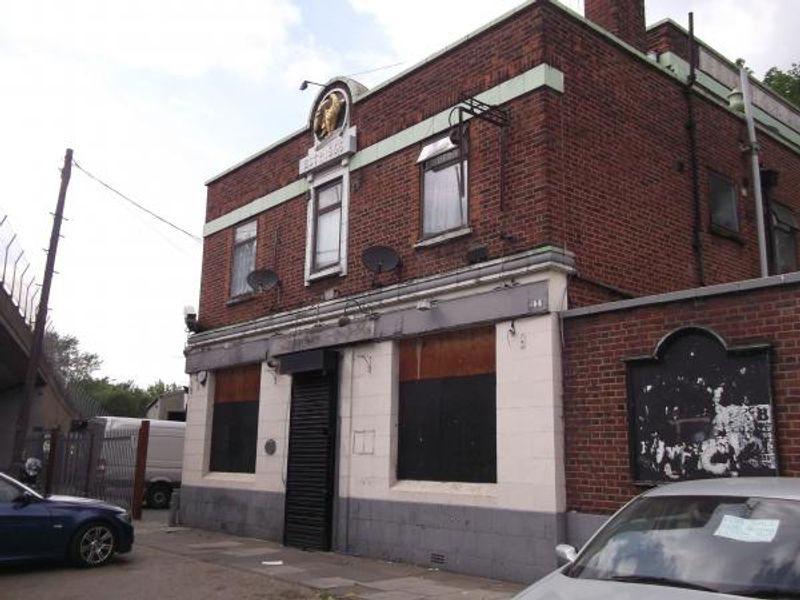 White Lion London E9 taken June 2015. (Pub, External). Published on 13-08-2015