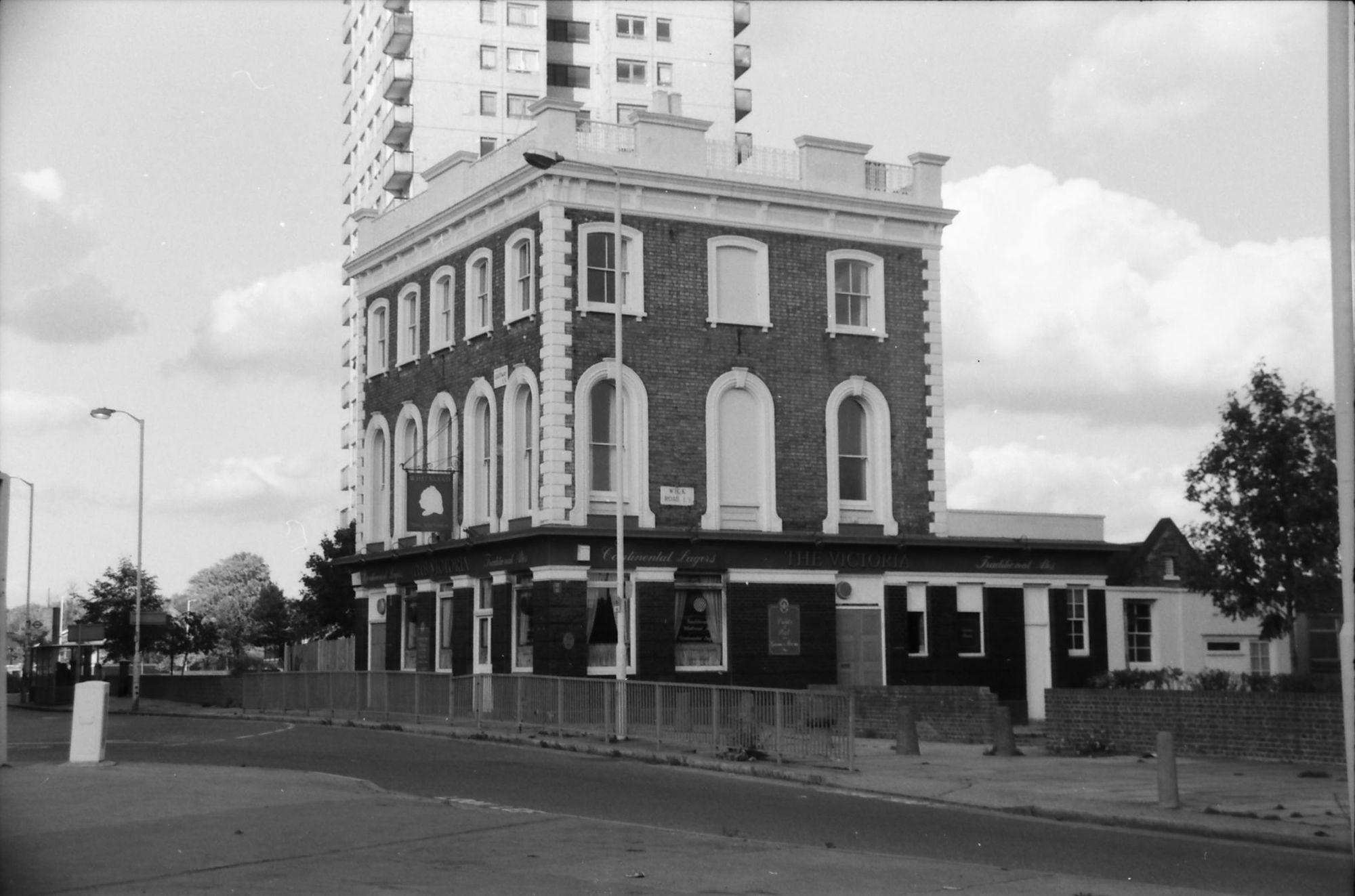 Victoria London E9 taken in Oct 1988.. (Pub, External, Key). Published on 08-09-2018