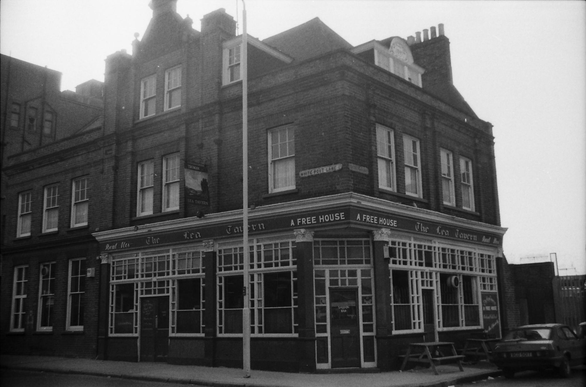 Lea Tavern London E9 taken 1 April 1989.. (Pub, External, Key). Published on 08-09-2018