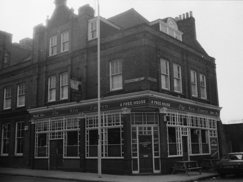 Lea Tavern London E9 taken 1 April 1989.. (Pub, External, Key). Published on 08-09-2018