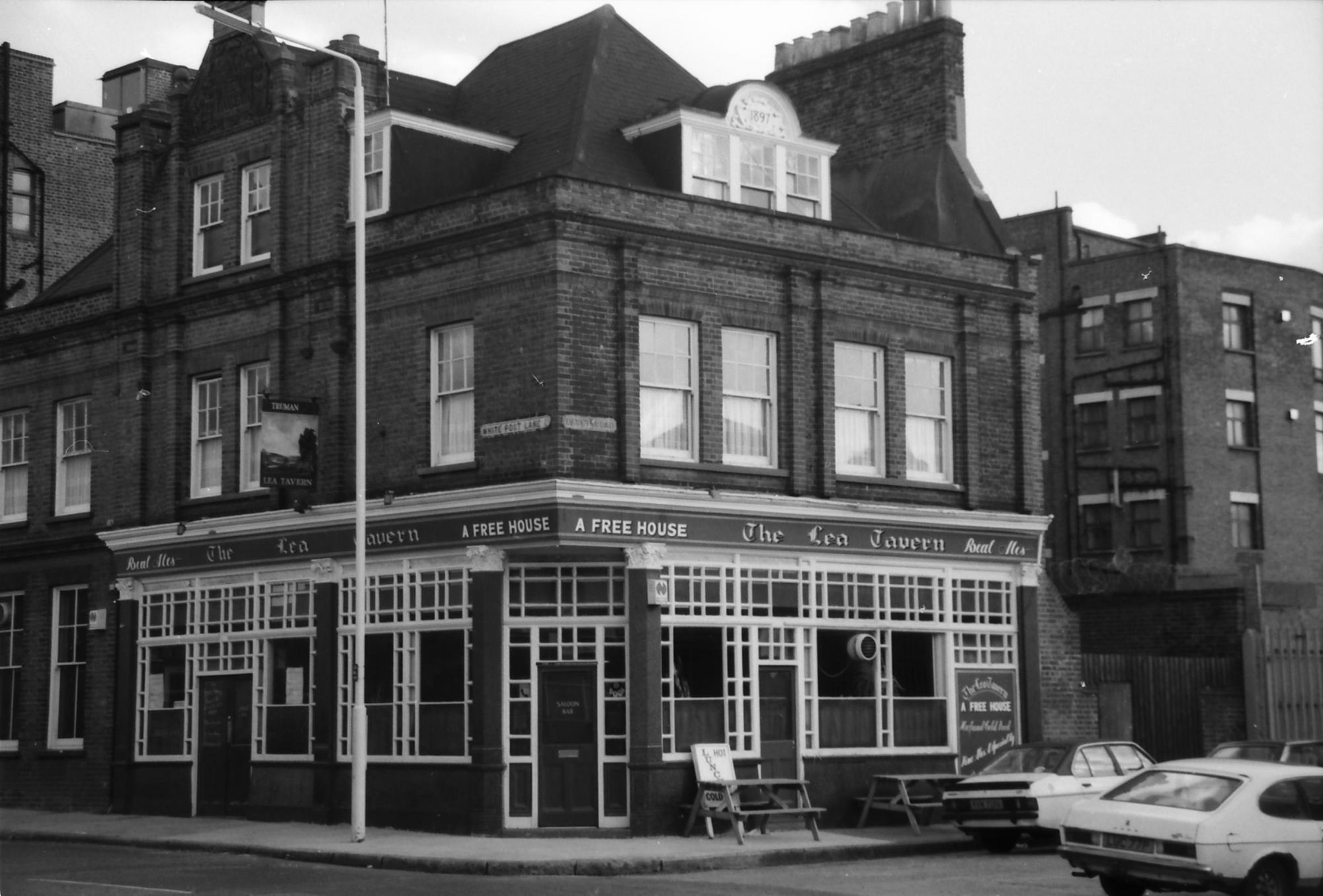 Lea Tavern London E9 taken in Oct 1988.. (Pub, External). Published on 08-09-2018