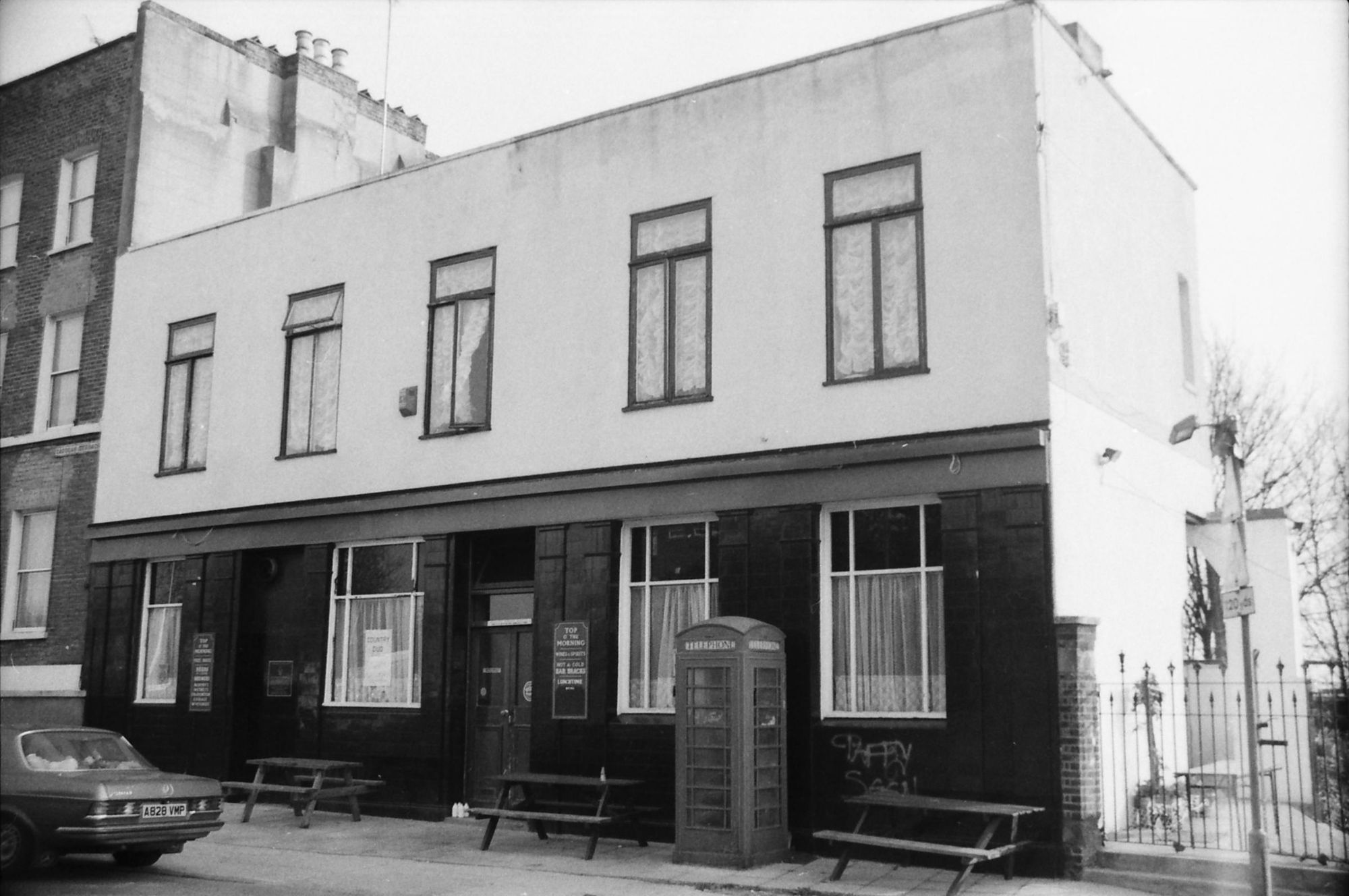 Top O' The Morning London E9 taken 1 April 1989.. (Pub, External). Published on 08-09-2018