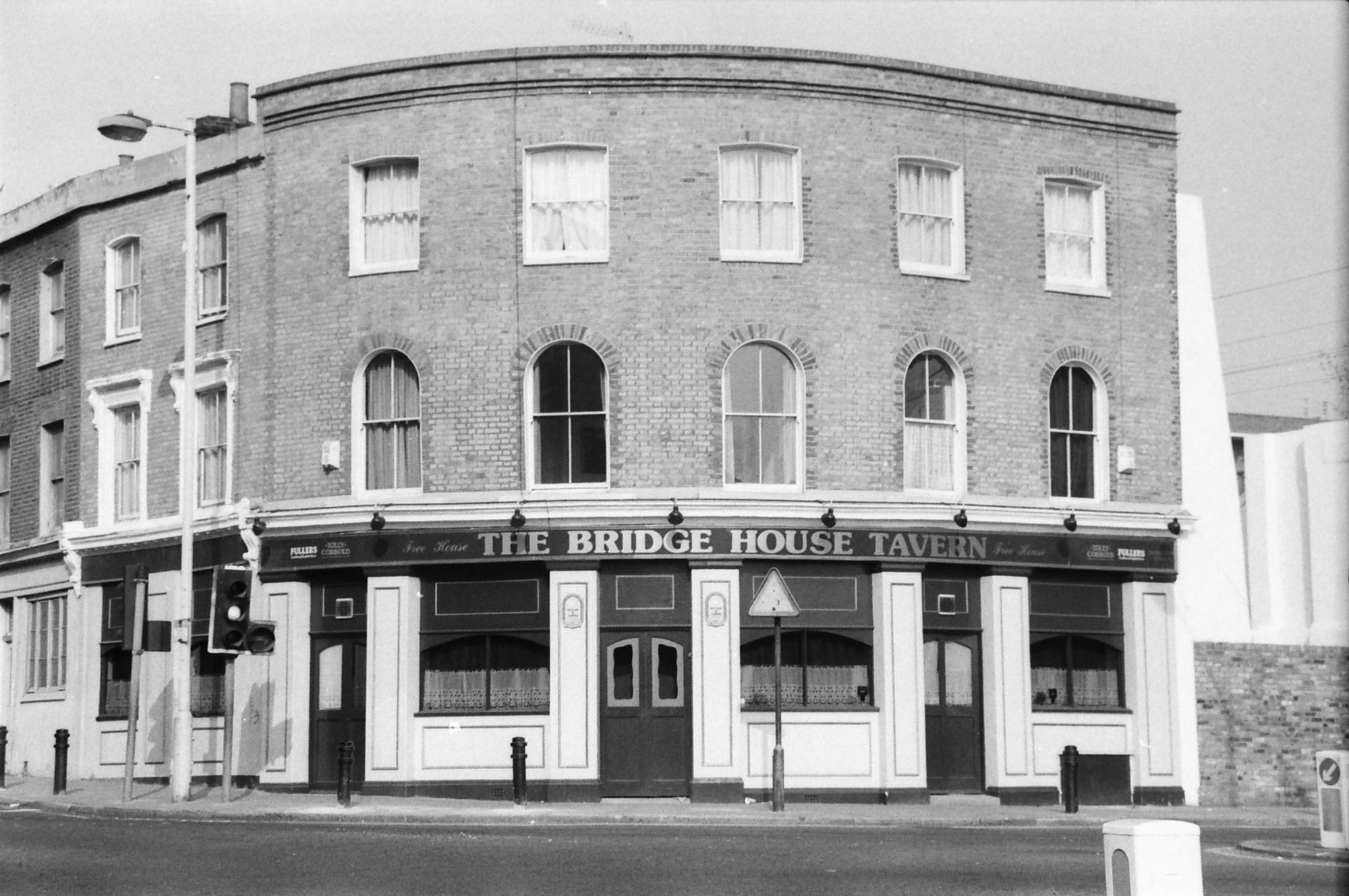 Bridge House Tavern London E9 taken i1 April 1989.. (Pub, External). Published on 08-09-2018