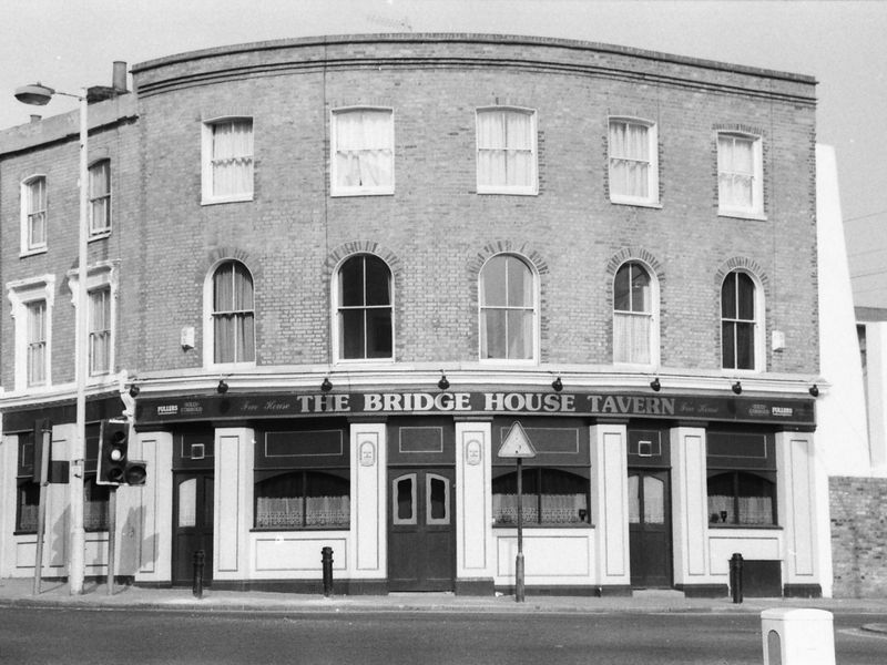 Bridge House Tavern London E9 taken i1 April 1989.. (Pub, External). Published on 08-09-2018 