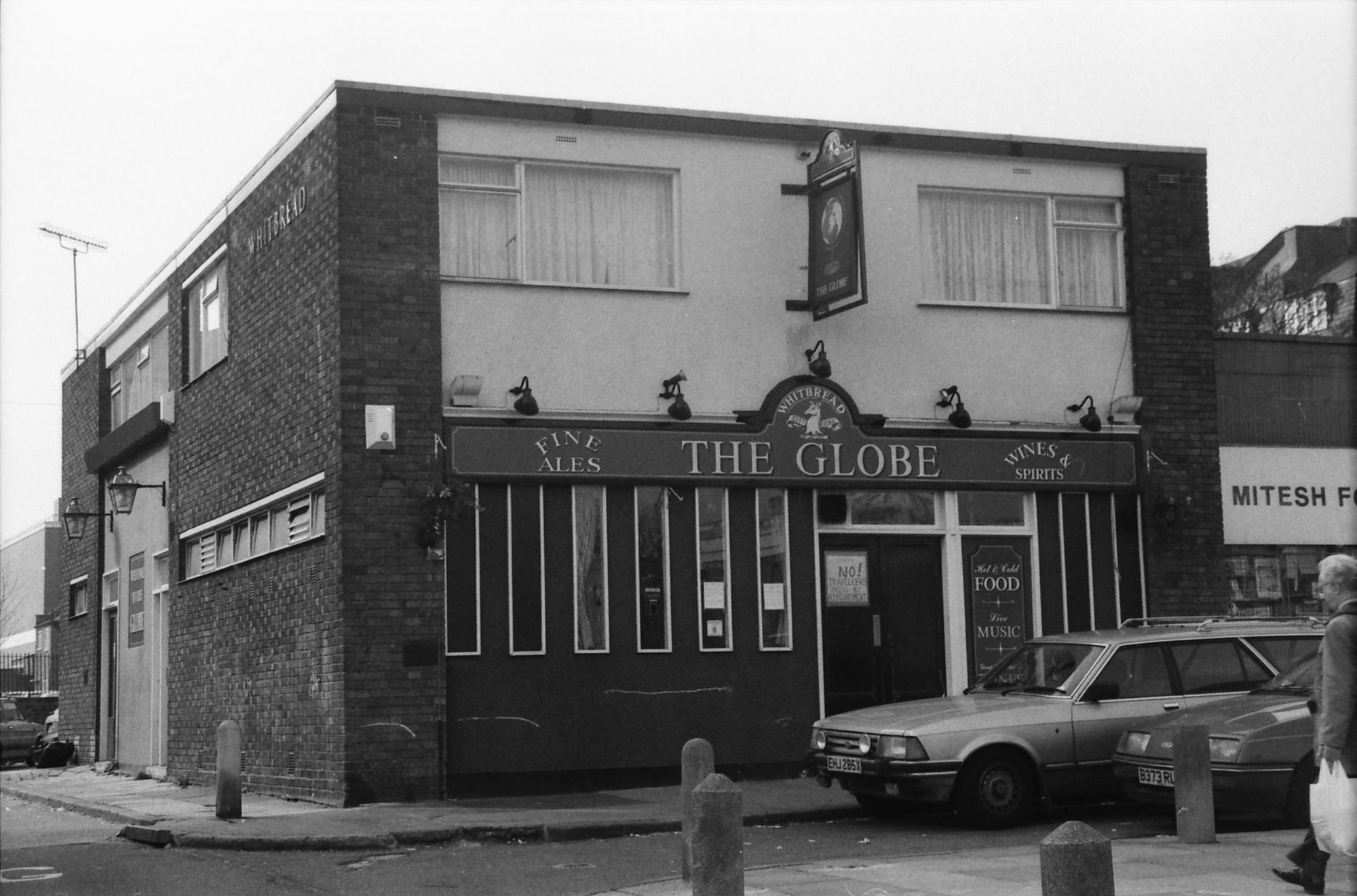 Globe London E9 taken 1 April 1989.. (Pub, External). Published on 08-09-2018